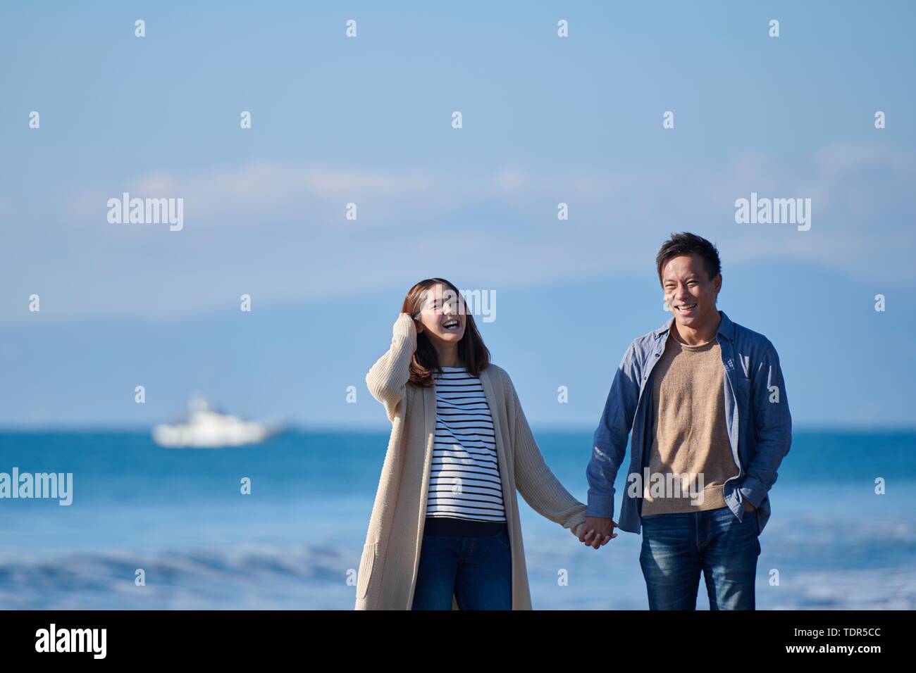 Japanese couple at the beach Stock Photo Alamy