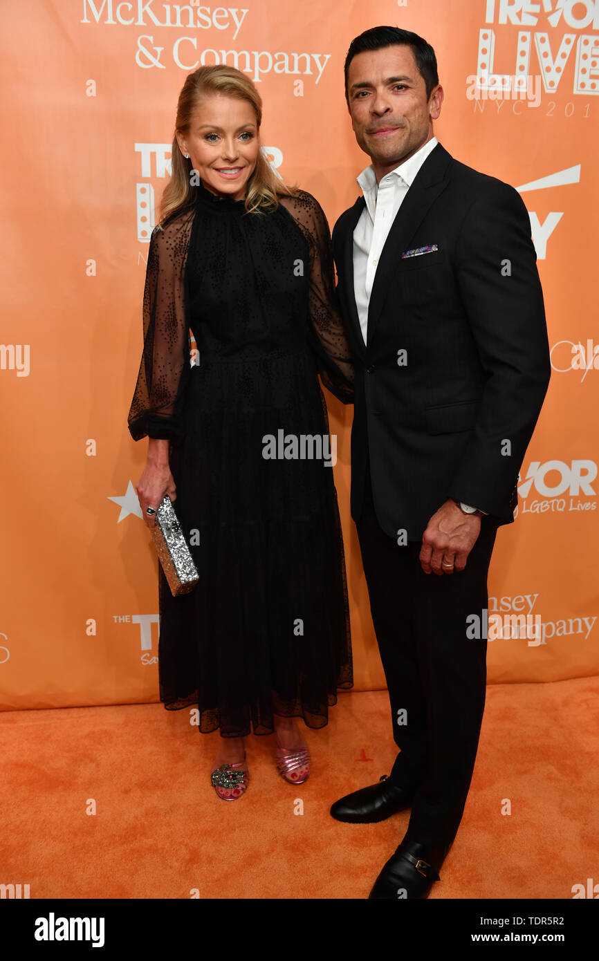 Kelly ripa top red carpet 2019