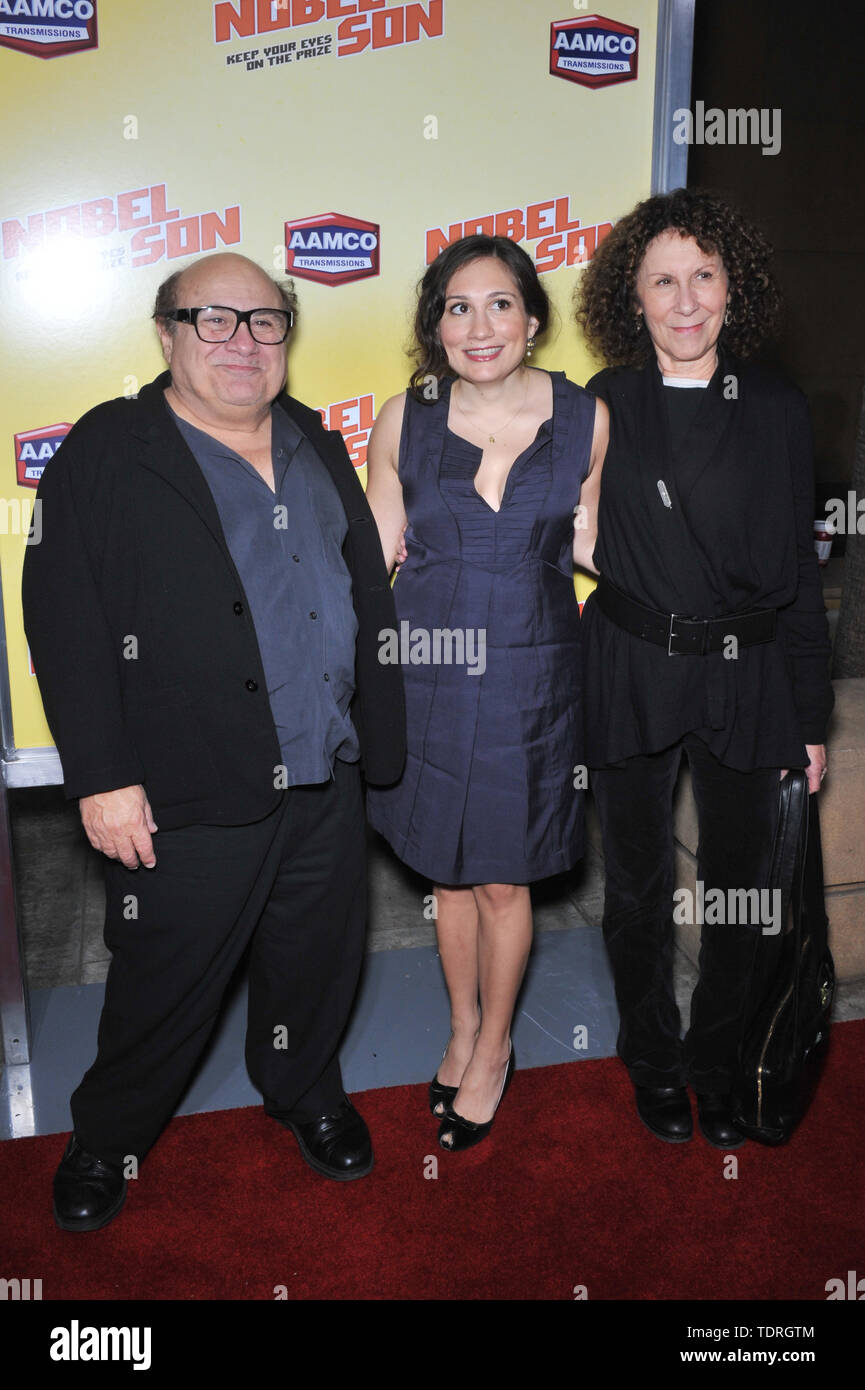 LOS ANGELES, CA. December 02, 2008: Danny DeVito, daughter Lucy DeVito ...