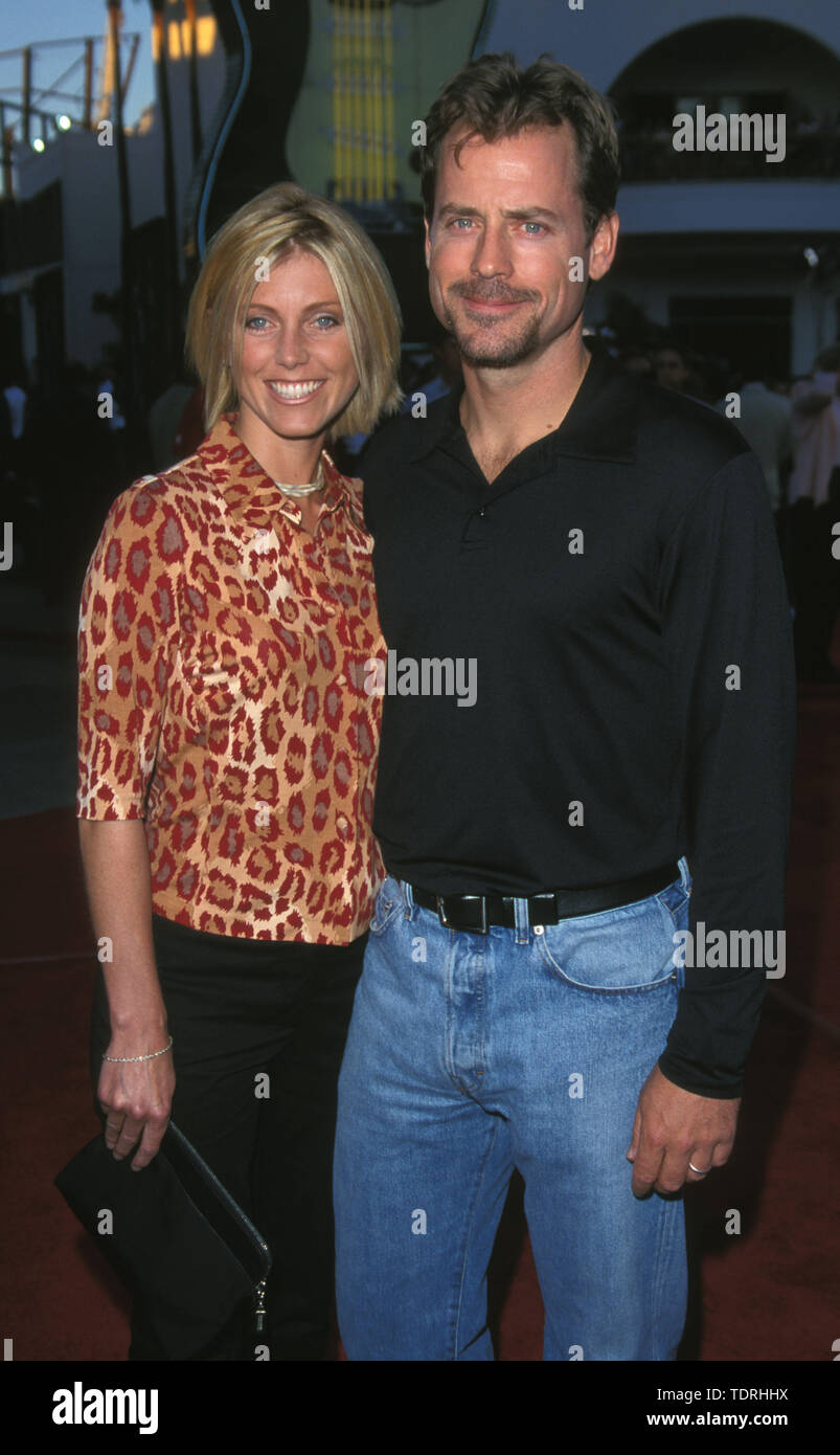 actor-greg-kinnear-wife-helen-the-mystery-men-movie-premiere-credit-image-chris-delmas-zuma-wire-stock-photo-alamy