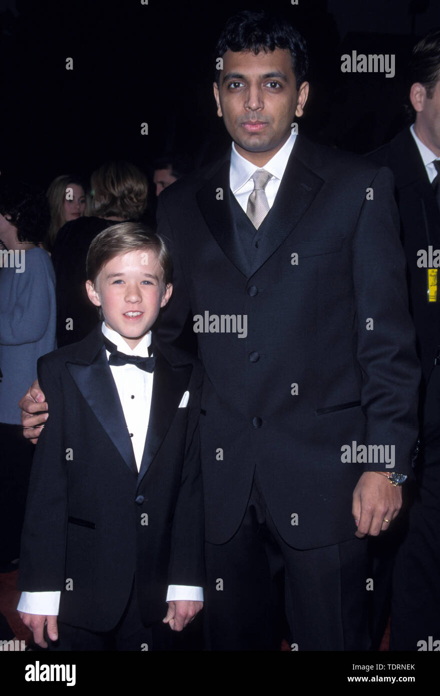Jan 09, 2000; Los Angeles, CA, USA; Phenomenal young actor HALEY JOEL OSMENT with the director of 'The Sixth Sense' M. NIGHT SHYAMALAN at the 2000 People's Choice Awards. (Credit Image: © Chris Delmas/ZUMA Wire) Stock Photo