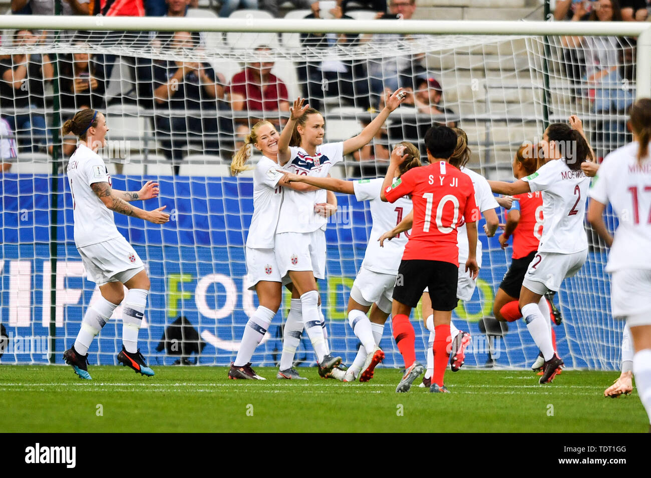 Reims, Frankreich. 17th June, 2019. jubilation, Rejoicing, celebrate, happy, cheer, Goal Celebration Norway 0: 1, 17.06.2019, Reims (France), Football, FIFA Women's World Cup 2019, South Korea - Norway, FIFA REGULATIONS PROHIBIT ANY USE OF PHOTOGRAPHS AS IMAGE SEQUENCES AND/OR QUASI VIDEO. | usage worldwide Credit: dpa/Alamy Live News Stock Photo