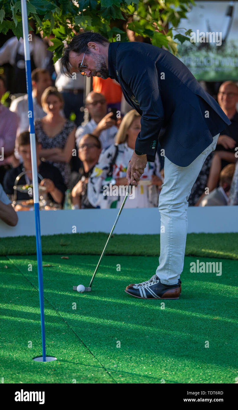 Munich, Germany. 18th June, 2019. Golf: European Tour - International Open  - Tee-Off Night in the English Garden to kick off the BMW International  Open 2019. Jan-Josef Liefers, actor, putsts a golf
