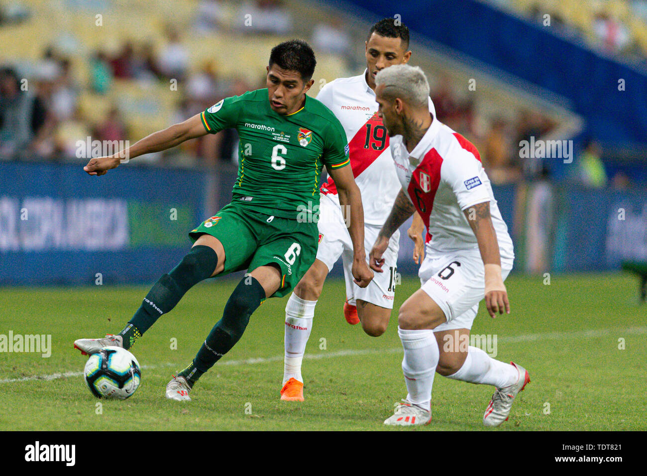 Rio De Janeiro, Brazil. 18th June, 2019. Saavedra Flores (Zagueiro) and Miguel Trauco (Zagueiro) during a match between Bolivia and Peru, valid for the group stage of the Copa America 2019, held this Tuesday (Maracanã Stadium) in Rio de Janeiro, RJ. Credit: Celso Pupo/FotoArena/Alamy Live News Stock Photo