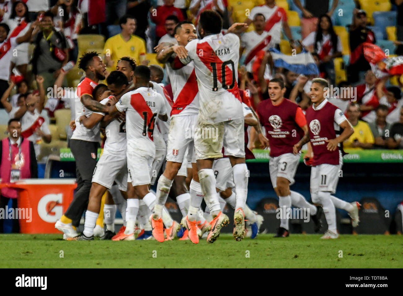 Rio De Janeiro, Brazil. 18th June, 2019. Edison Flores marks the third Peruvian goal during a match between Bolivia and Peru, valid for the group stage of the Copa America 2019, held on Tuesday (18) at the Maracanã Stadium in Rio de Janeiro, RJ. Credit: Nayra Halm/FotoArena/Alamy Live News Stock Photo
