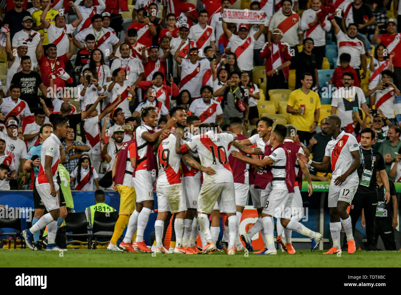 Rio De Janeiro, Brazil. 18th June, 2019. Edison Flores marks the third Peruvian goal during a match between Bolivia and Peru, valid for the group stage of the Copa America 2019, held on Tuesday (18) at the Maracanã Stadium in Rio de Janeiro, RJ. Credit: Nayra Halm/FotoArena/Alamy Live News Stock Photo