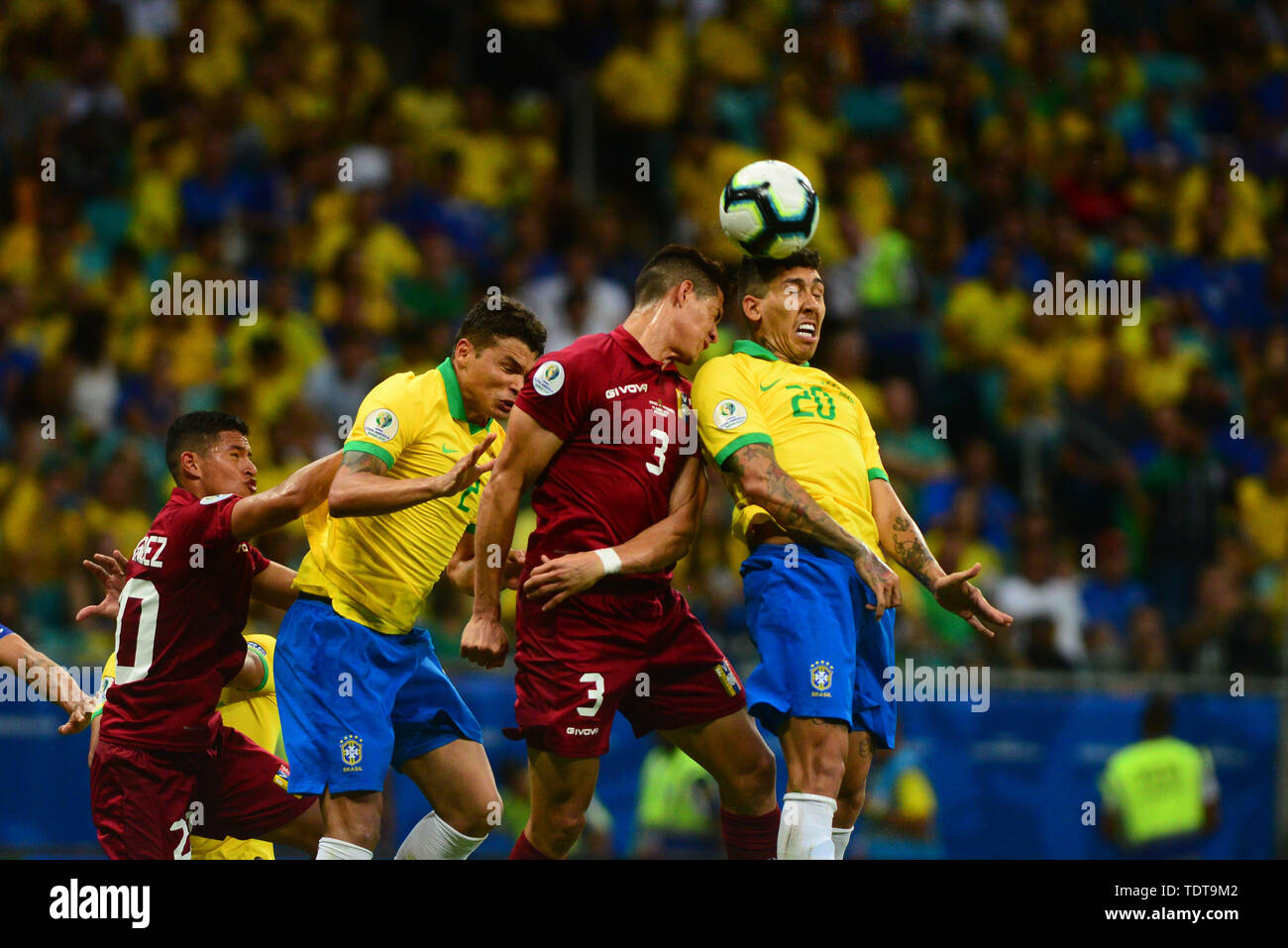 Yordan Osorio of Venezuela's Zamora, left, heads a ball next to Juan Cruz  of Argentina's Boca Juniors during their Copa Libertadores soccer match in  Barinas, Venezuela, Tuesday, March 17, 2015. (AP Photo/Fernando