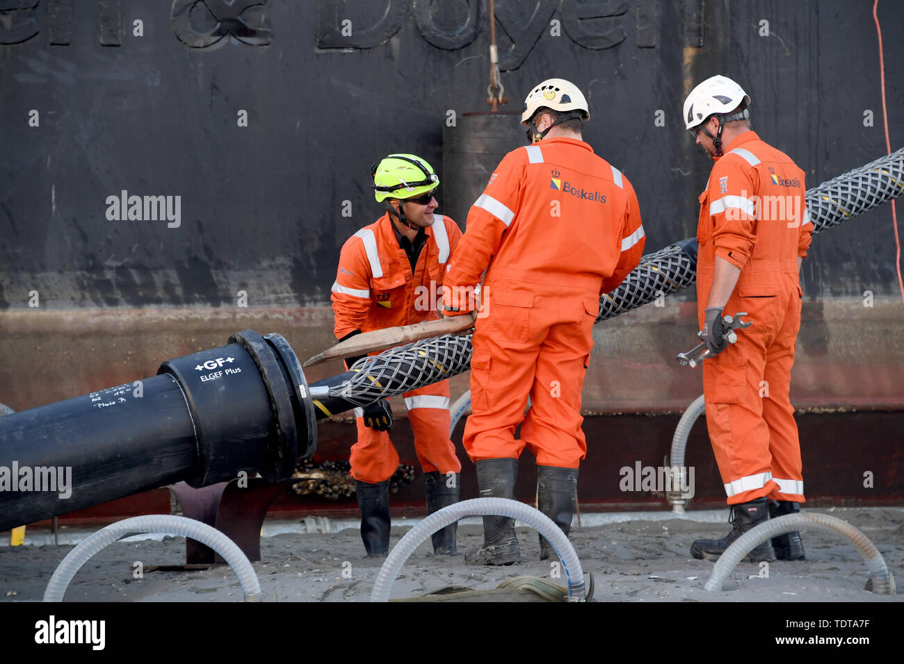 Laying of submarine cable hires stock photography and images Alamy