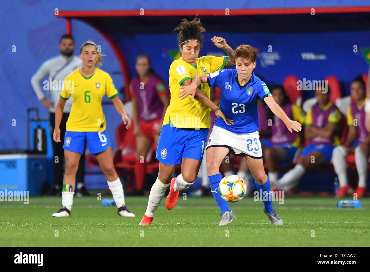 Valenciennes, Frankreich. 18th June, 2019. duels, match scene, duel, duel, tackle, tackling, momentum, action to the ball Cristiane (Brazil) (11) Manuela Giugliano (Italy) (23), 18.06.2019, Valenciennes (France), football, FIFA Women's World Cup 2019, Italy - Brazil, FIFA REGULATIONS PROHIBIT ANY USE OF PHOTOGRAPHS AS IMAGE SEQUENCES AND/OR QUASI VIDEO. | usage worldwide Credit: dpa/Alamy Live News Stock Photo