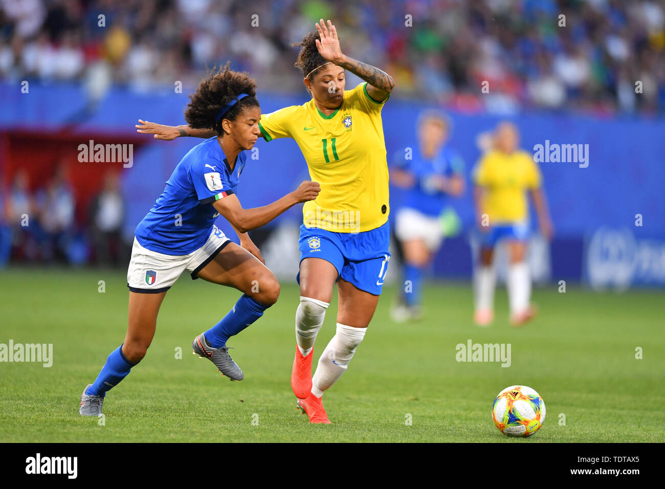 Valenciennes, Frankreich. 18th June, 2019. Sara Gama (Italy) (3) in a duel with Cristiane (Brazil) (11), 18.06.2019, Valenciennes (France), Football, FIFA Women's World Cup 2019, Italy - Brazil, FIFA REGULATIONS PROHIBIT ANY USE OF PHOTOGRAPHS AS IMAGE SEQUENCES AND/OR QUASI VIDEO. | usage worldwide Credit: dpa/Alamy Live News Stock Photo