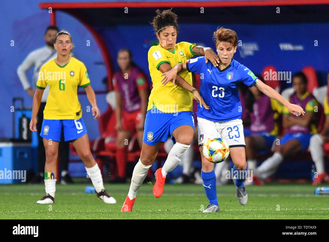 Valenciennes, Frankreich. 18th June, 2019. duels, match scene, duel, duel, tackle, tackling, momentum, action to the ball Cristiane (Brazil) (11) Manuela Giugliano (Italy) (23), 18.06.2019, Valenciennes (France), football, FIFA Women's World Cup 2019, Italy - Brazil, FIFA REGULATIONS PROHIBIT ANY USE OF PHOTOGRAPHS AS IMAGE SEQUENCES AND/OR QUASI VIDEO. | usage worldwide Credit: dpa/Alamy Live News Stock Photo
