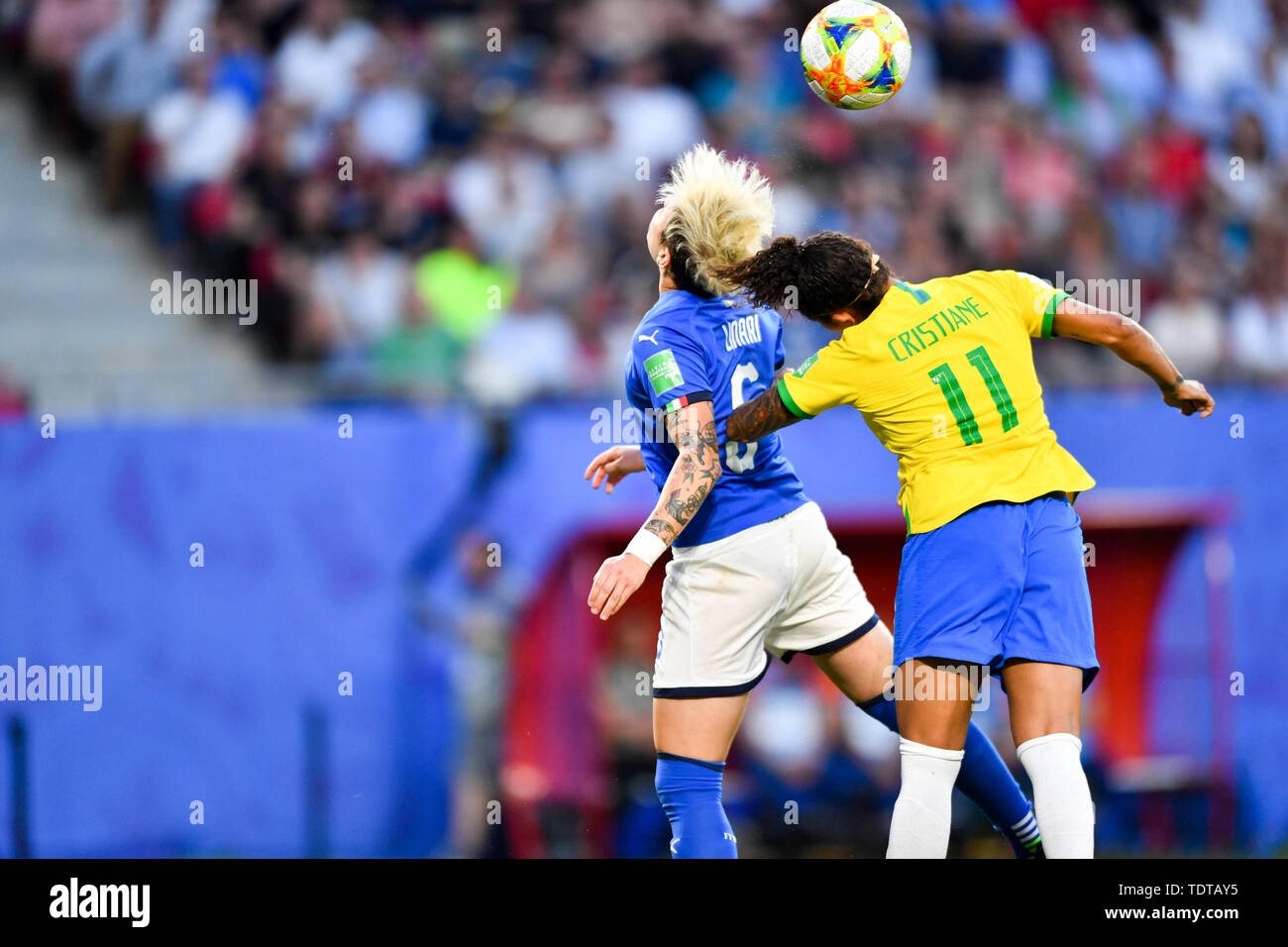 Valenciennes, Frankreich. 18th June, 2019. Head Ball, Head Duel, Game Scene, duels in the air, Action, Action Elena Linari (Italy) (5) with Cristiane (Brazil) (11), 18.06.2019, Valenciennes (France), Football, FIFA Women's World Cup 2019, Italy - Brazil, FIFA REGULATIONS PROHIBIT ANY USE OF PHOTOGRAPHS AS IMAGE SEQUENCES AND/OR QUASI VIDEO. | usage worldwide Credit: dpa/Alamy Live News Stock Photo