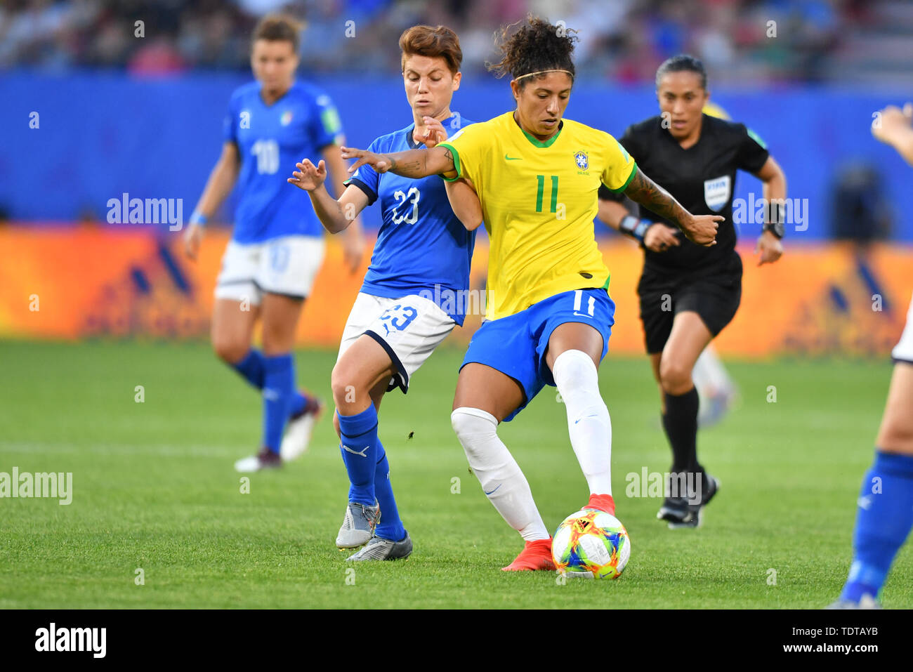 Valenciennes, Frankreich. 18th June, 2019. Cristiane (Brazil) (11) in the run-up with Ball, 18.06.2019, Valenciennes (France), Football, FIFA Women's World Cup 2019, Italy - Brazil, FIFA REGULATIONS PROHIBIT ANY USE OF PHOTOGRAPH AS IMAGE SEQUENCES AND/OR QUASI VIDEO. | usage worldwide Credit: dpa/Alamy Live News Stock Photo