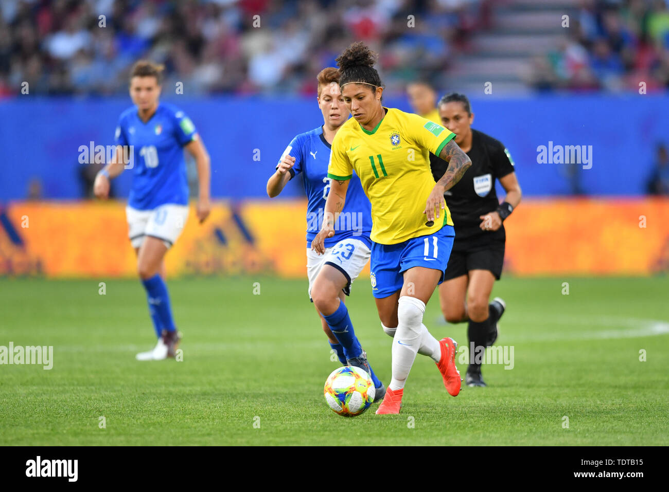 Valenciennes, Frankreich. 18th June, 2019. Cristiane (Brazil) (11) in the run-up with Ball, 18.06.2019, Valenciennes (France), Football, FIFA Women's World Cup 2019, Italy - Brazil, FIFA REGULATIONS PROHIBIT ANY USE OF PHOTOGRAPH AS IMAGE SEQUENCES AND/OR QUASI VIDEO. | usage worldwide Credit: dpa/Alamy Live News Stock Photo