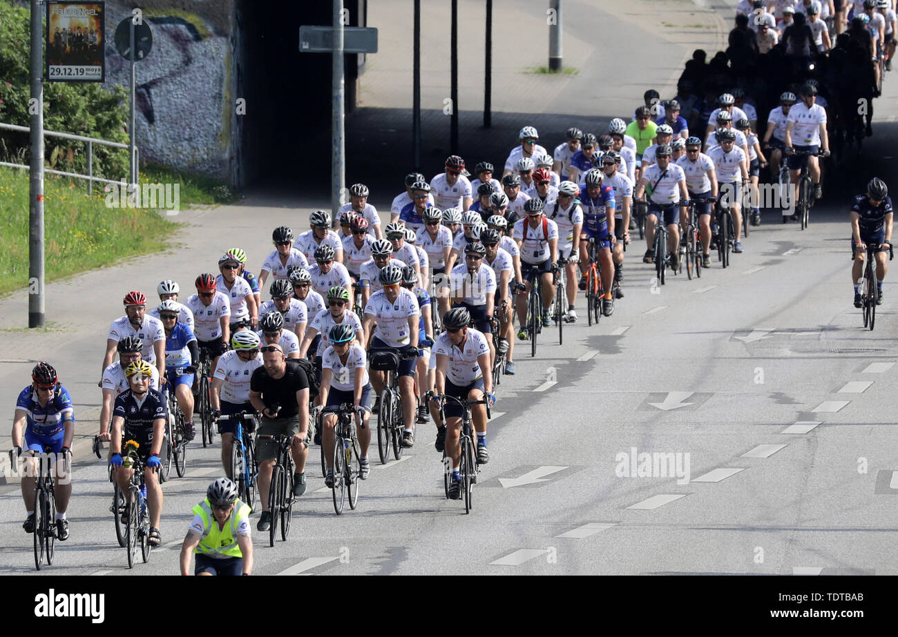 Rostock, Germany. 19th June, 2019. After its start, the "Hanse Tour Sonnenschein" drives through the city centre for the benefit of seriously ill children. Around 200 cyclists are expected to take part in the traditional charity trip, which will cover a total of 589 kilometres, mainly through Mecklenburg, on four tour days. Credit: Bernd Wüstneck/dpa-Zentralbild/dpa/Alamy Live News Stock Photo