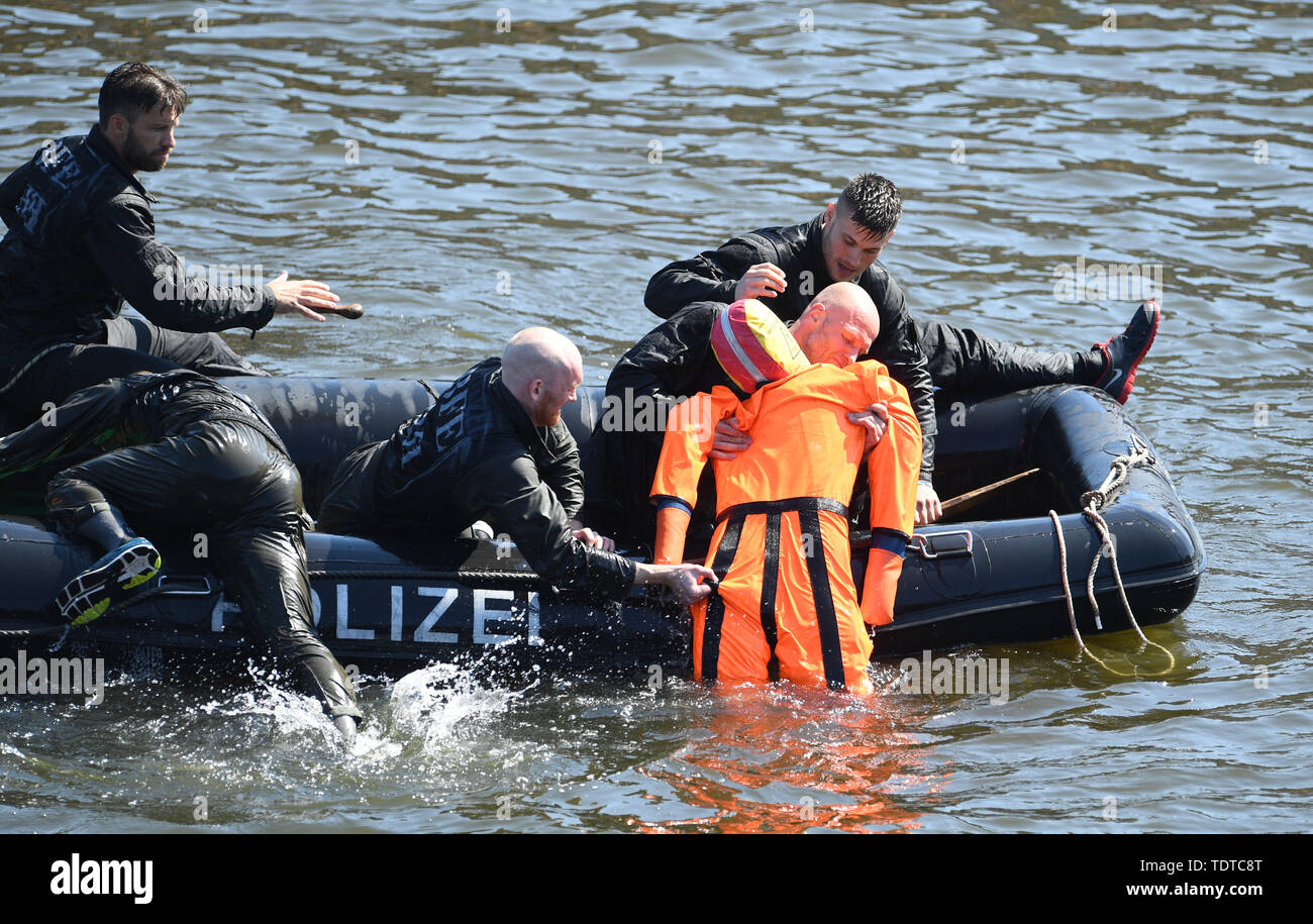 Bremen, Germany. 19th June, 2019. Police officers participating in a confrontational exercise for evidence and arrest units lift a doll into a rubber dinghy. The exercise takes place every two years and is also intended to train cooperation for international assignments. A total of 20 teams compete against each other, sometimes under extreme conditions. Credit: Carmen Jaspersen/dpa/Alamy Live News Stock Photo