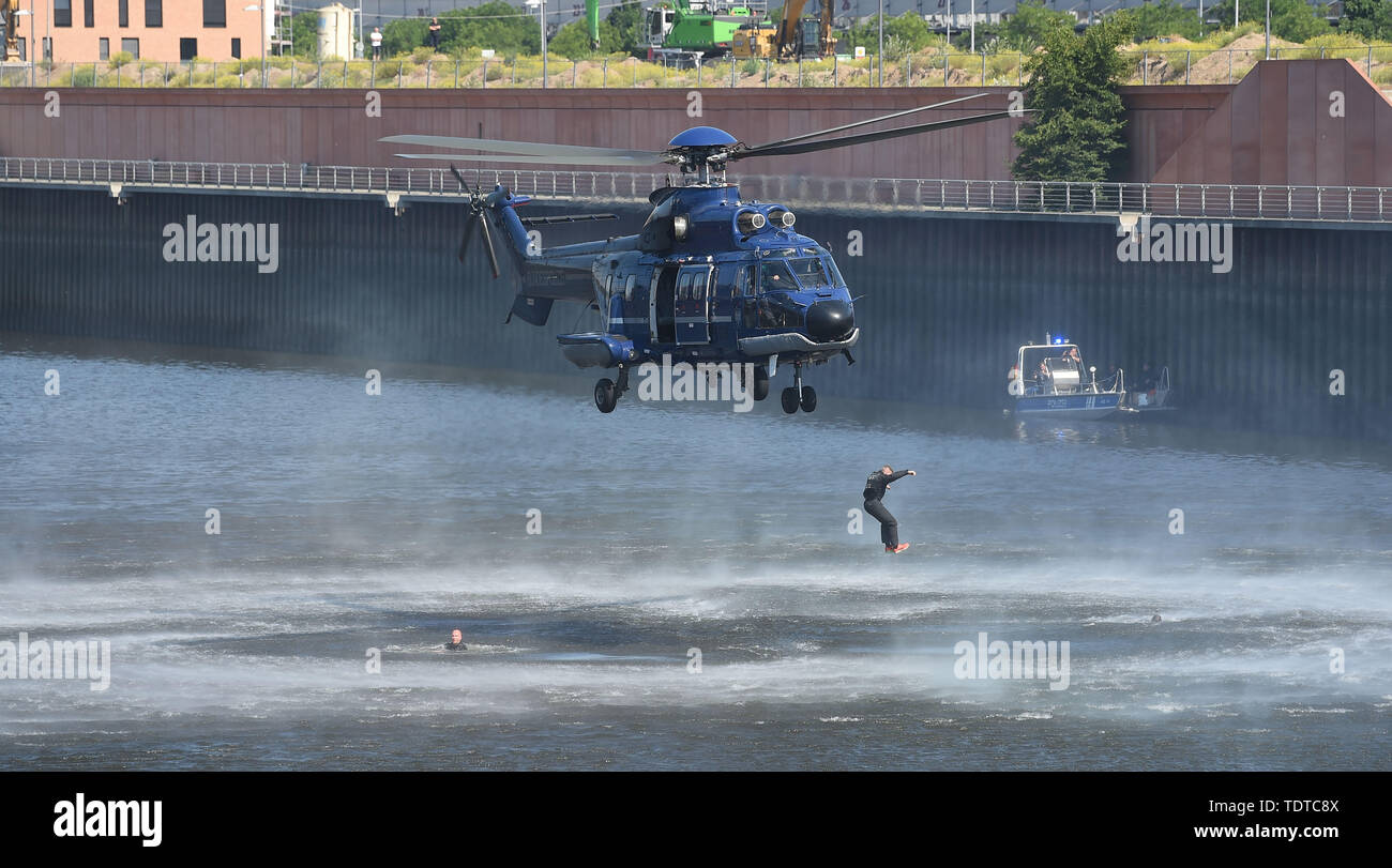 Bremen, Germany. 19th June, 2019. Police officers participating in a comparative exercise for evidence and arrest units jump from a helicopter into the harbour basin. The exercise takes place every two years and is also intended to train cooperation for international assignments. A total of 20 teams compete against each other, sometimes under extreme conditions. Credit: Carmen Jaspersen/dpa/Alamy Live News Stock Photo