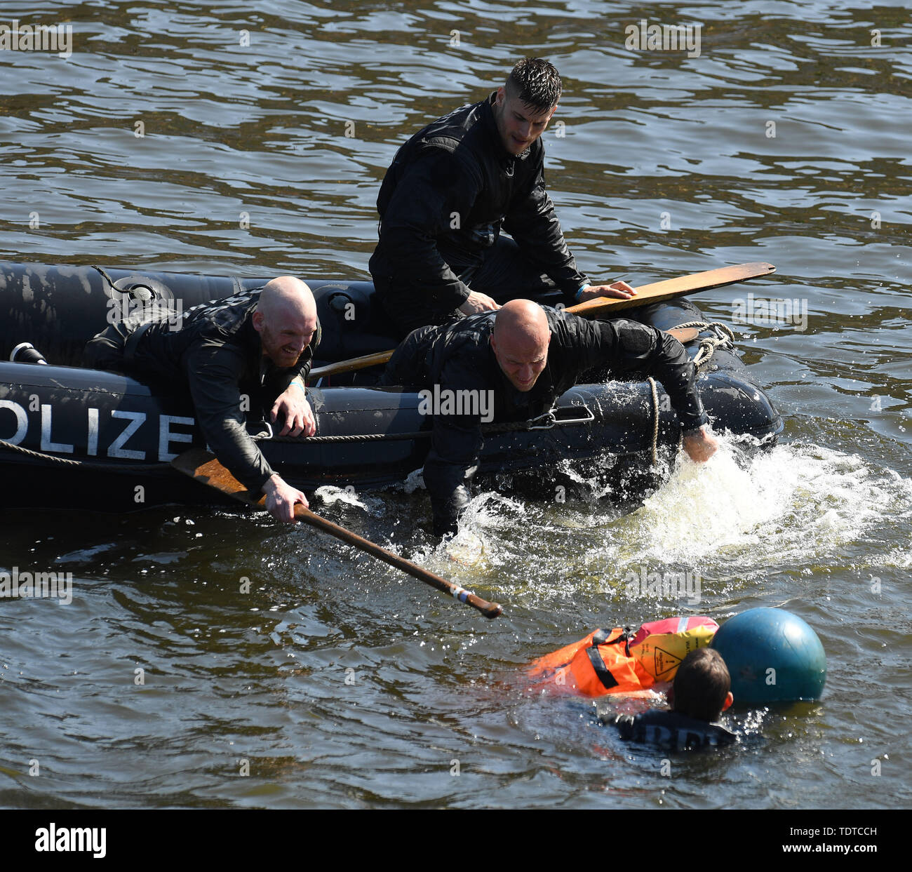 Bremen, Germany. 19th June, 2019. Police officers participating in a confrontational exercise for evidence and arrest units attempt to lift a doll into an inflatable boat. The exercise takes place every two years and is also intended to train cooperation for international assignments. A total of 20 teams compete against each other, sometimes under extreme conditions. Credit: Carmen Jaspersen/dpa/Alamy Live News Stock Photo