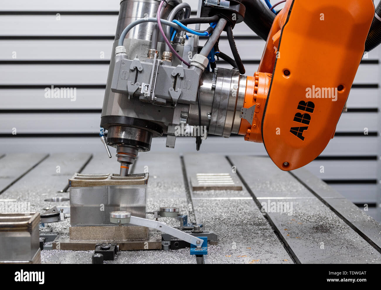 Dresden, Germany. 03rd Apr, 2019. A milling robot in the Additive  Manufacturing Center Dresden (AMCD) of the Fraunhofer Institute for  Material and Beam Technology IWS uses 3D printing to process a section