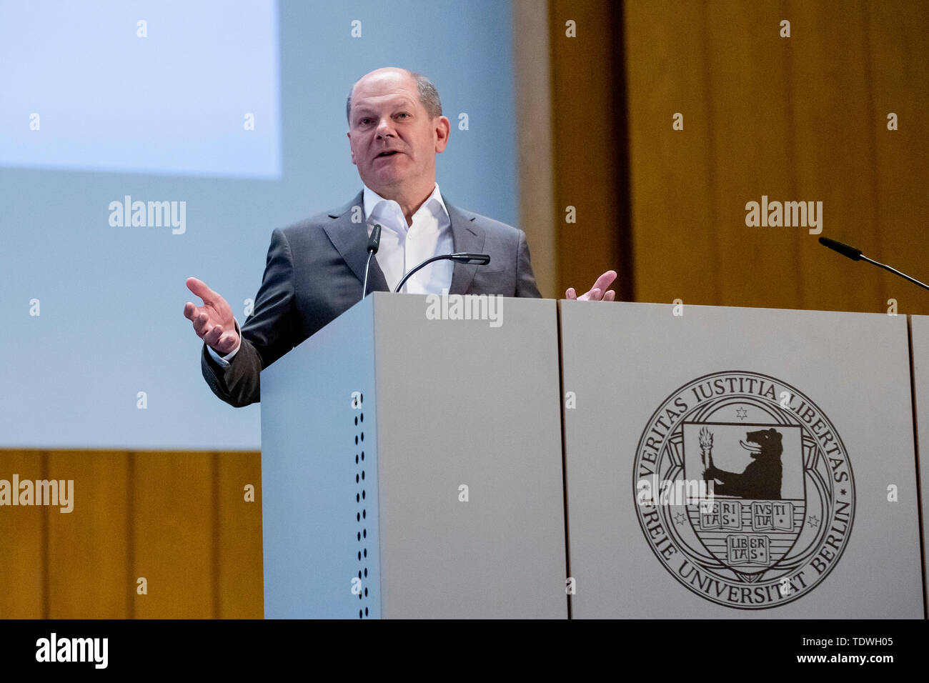 Berlin, Germany. 19th June, 2019. Olaf Scholz (SPD), Federal Minister of Finance, speaks at the discussion event at Freie Universität Berlin. In the lecture series 'Financial Crises and Monetary Systems', the Vice-Chancellor gives a lecture on the lessons learned from the financial crisis of 2008 and its subsequent years and engages in a discussion with the students. Credit: Christoph Soeder/dpa/Alamy Live News Stock Photo