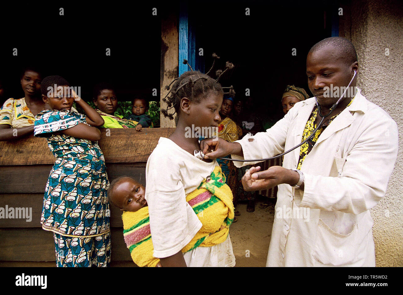 medical treatment of a mother with child in the Kibua Camp, Republic of the Congo, Kibua Camp Stock Photo