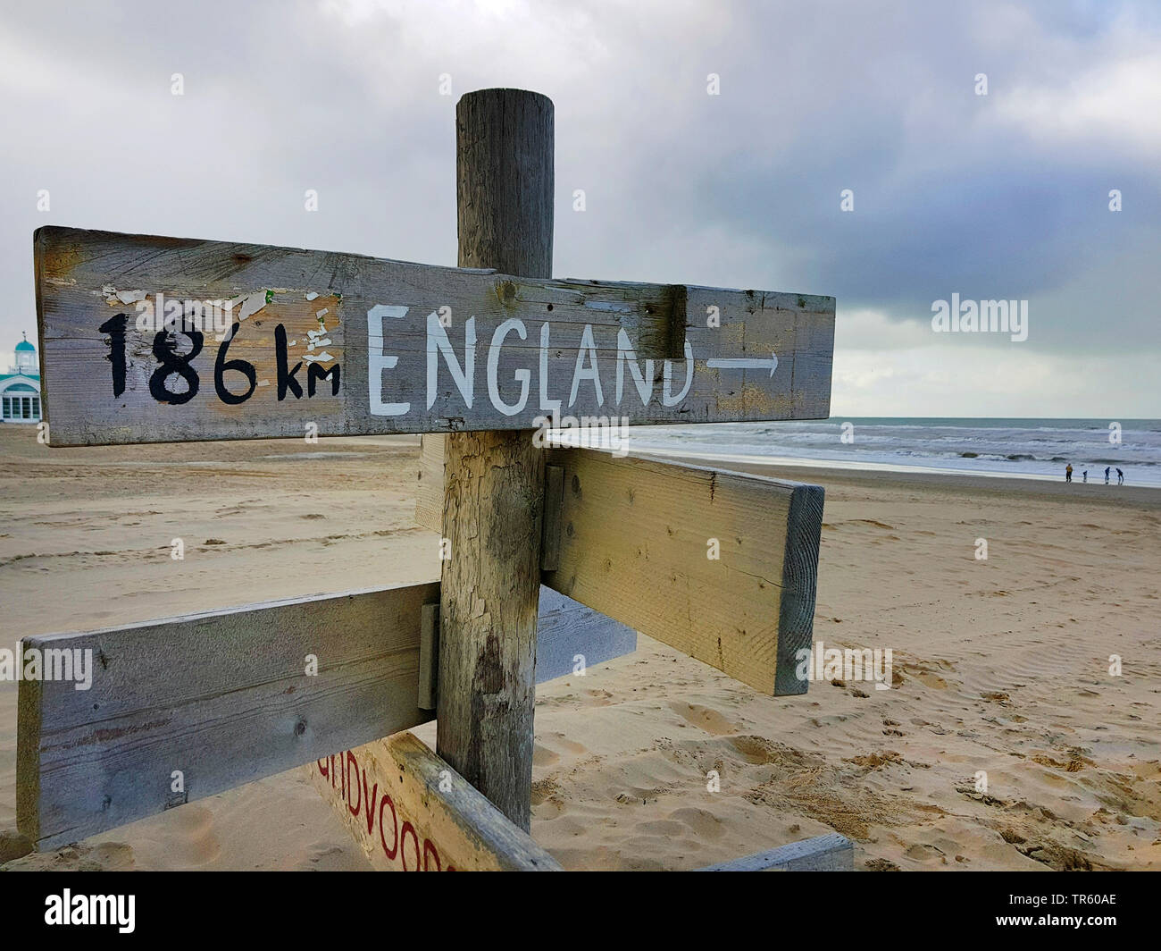 guidepost to England on the north Sea beach in Holland, Netherlands, Noordwijk aan Zee Stock Photo