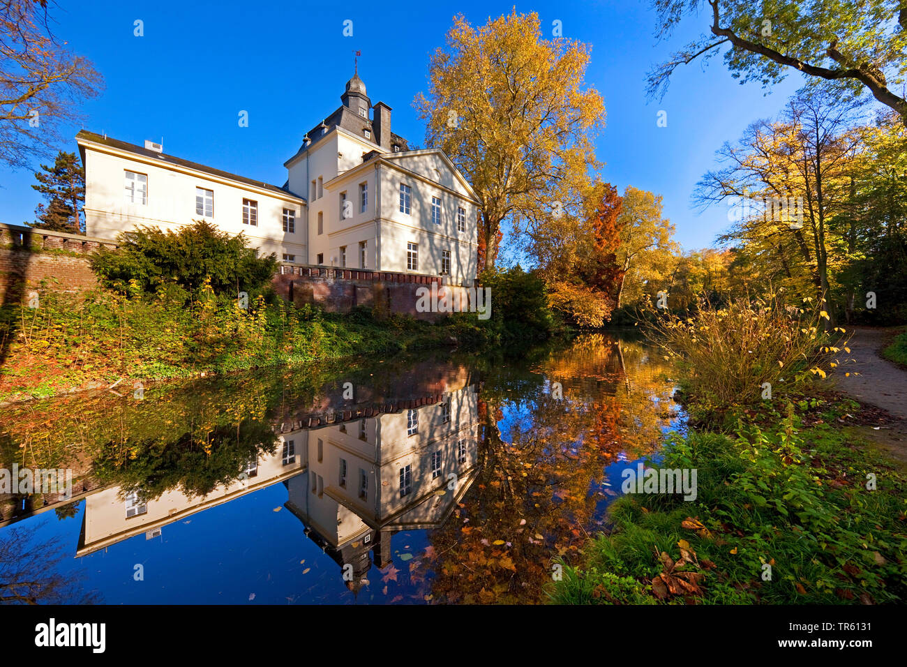 Manor house with moat hi-res stock photography and images - Alamy