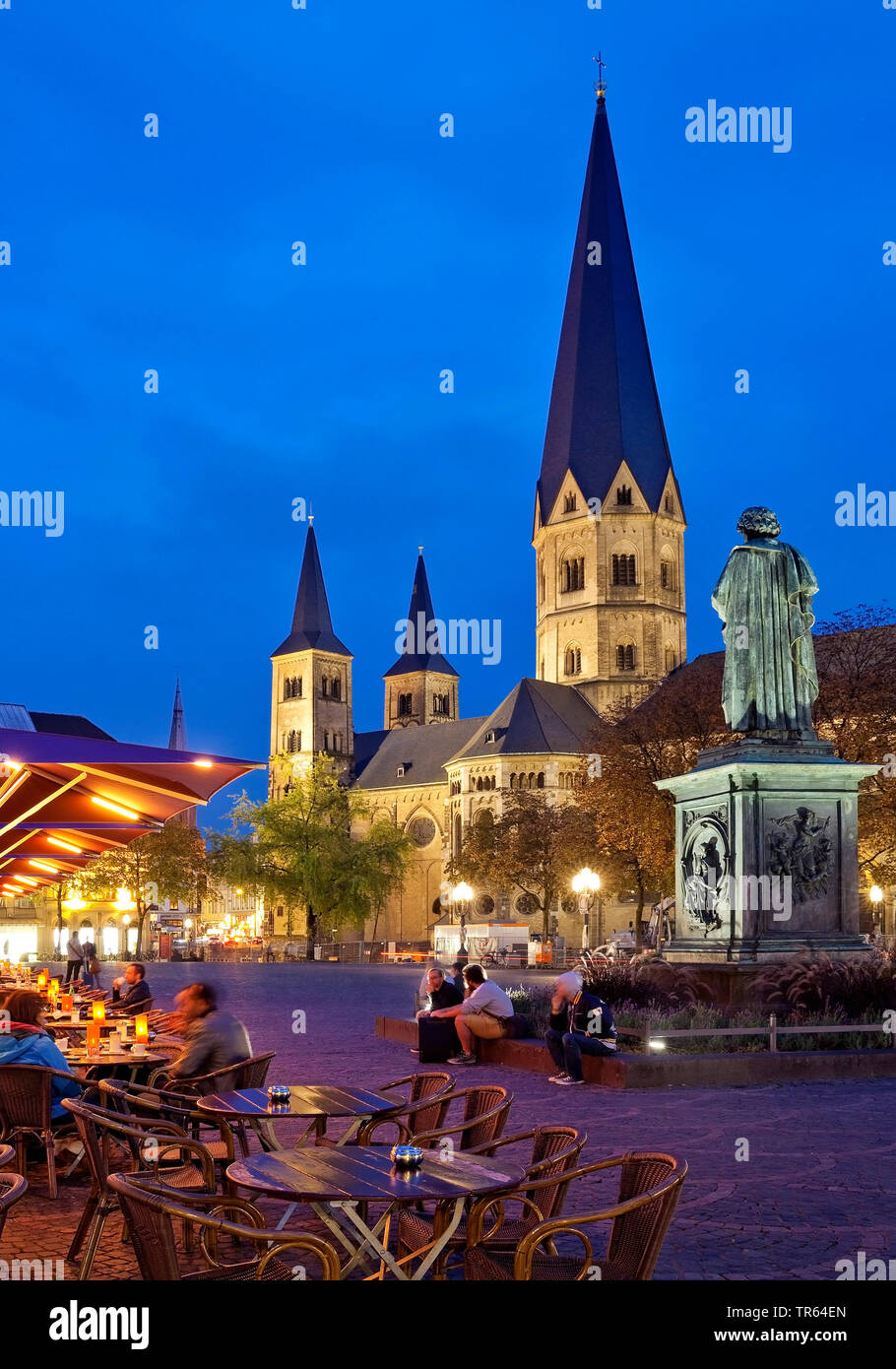 Beethoven Monument on the Muensterplatz and Bonn Minster in the evening, Germany, North Rhine-Westphalia, Bonn Stock Photo