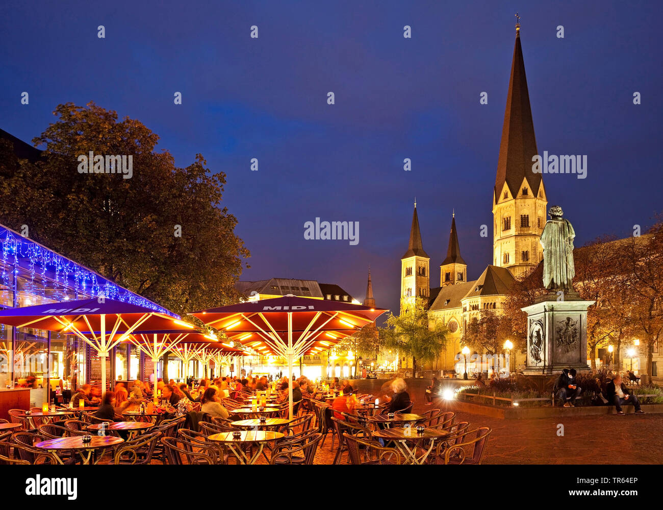 Beethoven Monument on the Muensterplatz and Bonn Minster in the evening, Germany, North Rhine-Westphalia, Bonn Stock Photo