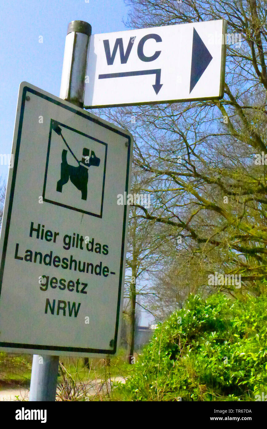 dogs must be on leash sign