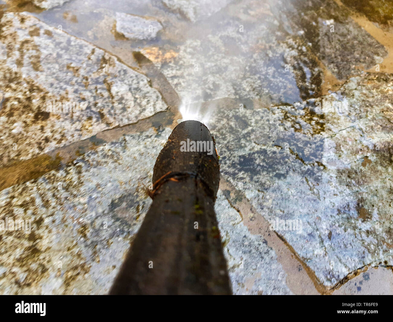 Steinplattenweg wird mit Hochdruckreiniger gesaeubert, Deutschland | natural stone slabs is cleaned with a pressure washer, Germany | BLWS482894.jpg [ Stock Photo