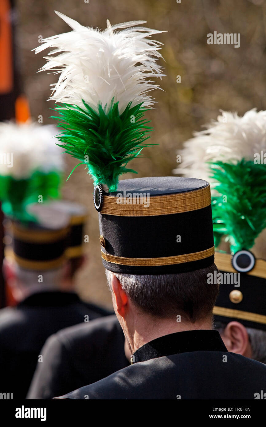Hat hats feather feathers hi-res stock photography and images - Alamy