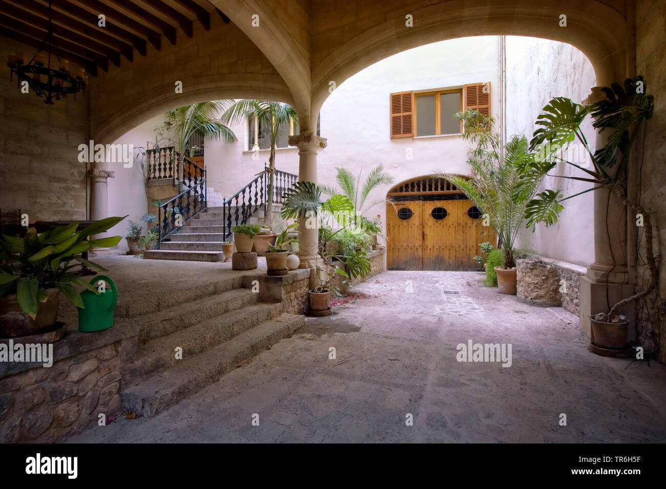 pittoresk courtyard in Fornalutx, Spain, Balearic Islands, Majorca, Fornalutx Stock Photo