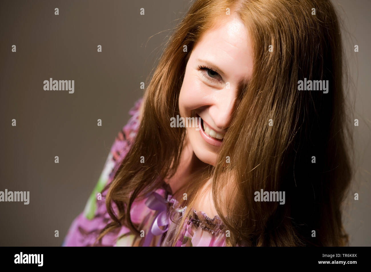 Woman smiling laughing y hi-res stock photography and images - Alamy