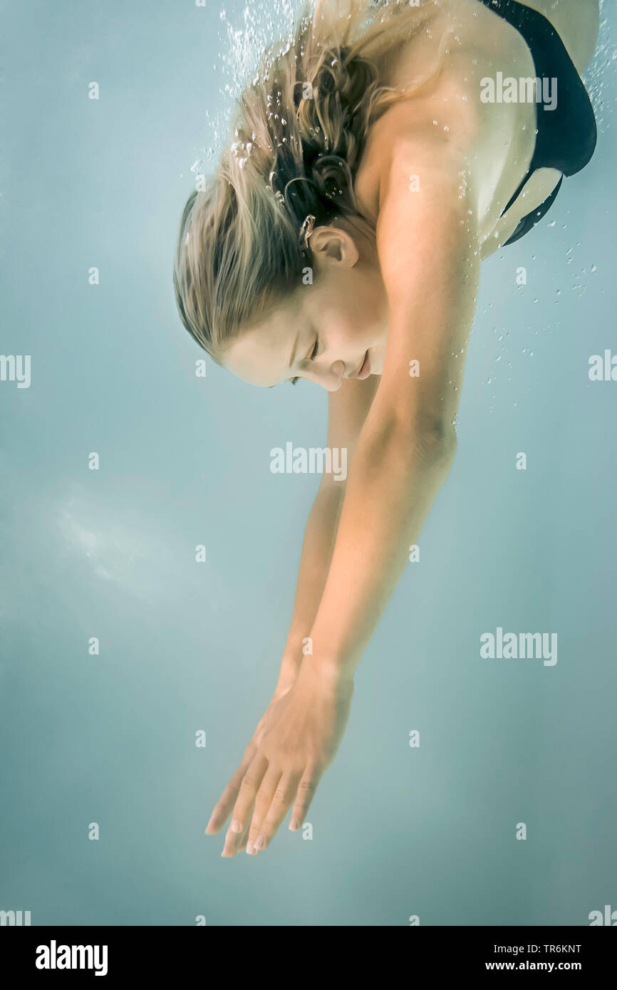 Women diving into a swimming pool hi-res stock photography and images ...