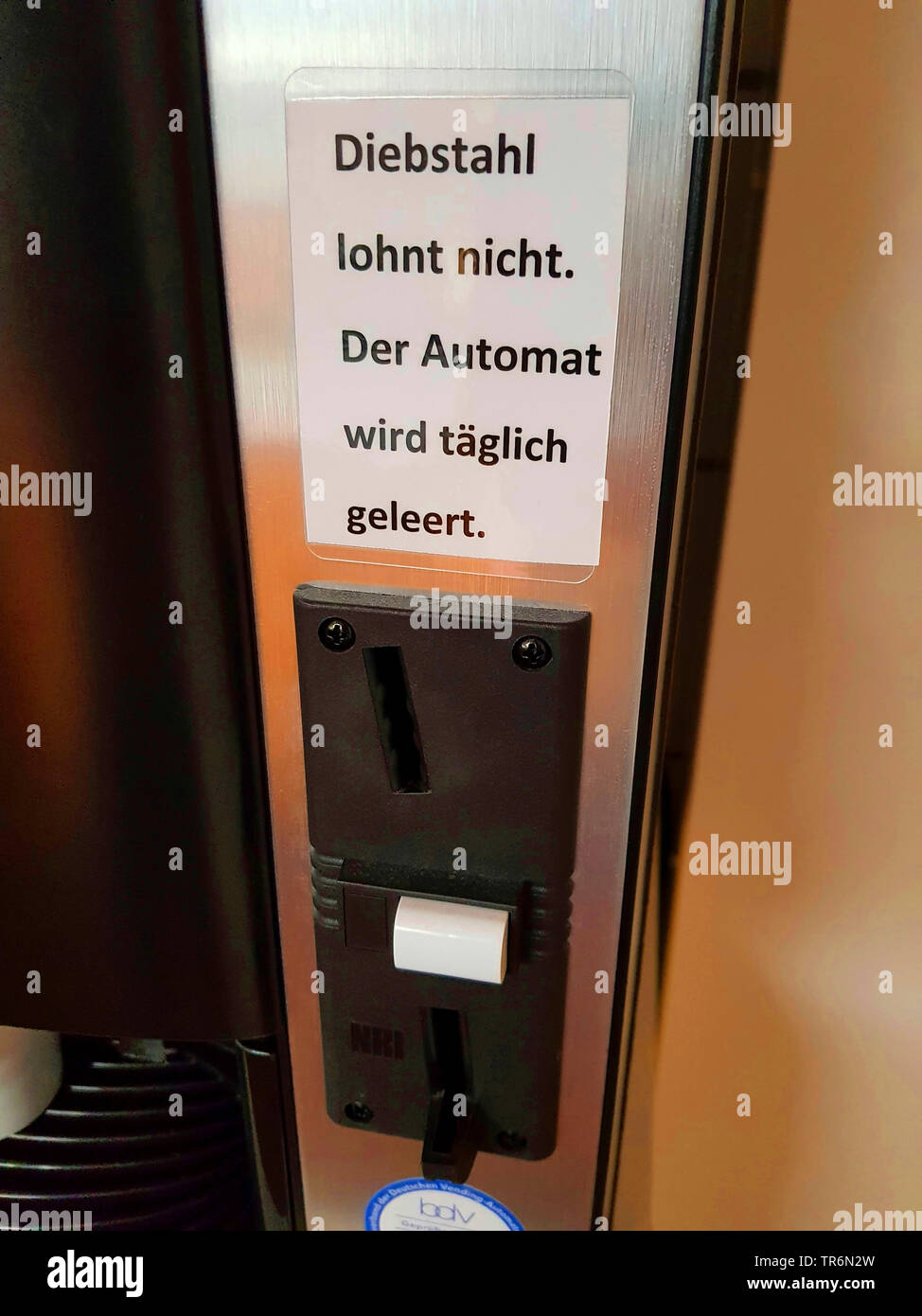 note at a coffee vending machine: Diebstahl lohnt nicht. Der Automat wird taeglich geleert, theft is not worth, machine is emtied daily, Germany Stock Photo