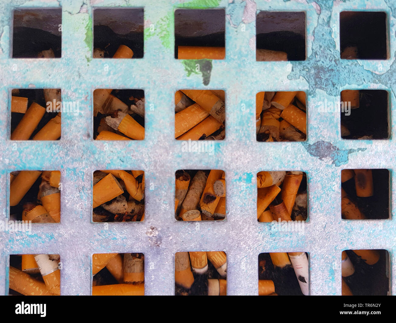 Full ashtrays hires stock photography and images Alamy