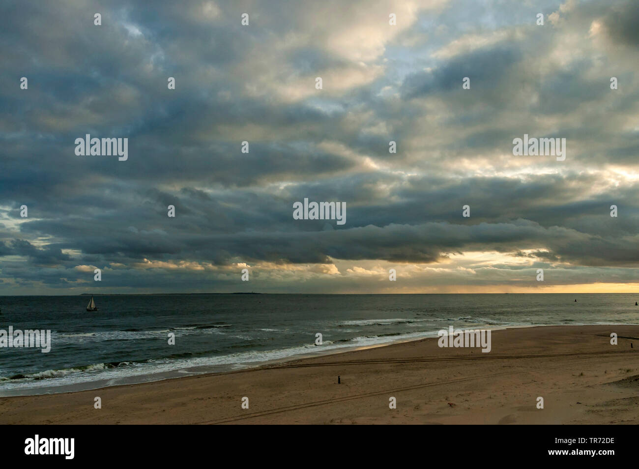 Dark stormy cloudy sky hi-res stock photography and images - Alamy
