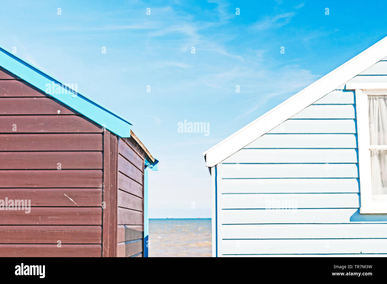 Southwold (Suffolk, UK): Old and new beach huts side by side; Reihe von Strandhütten in Southwold Stock Photo