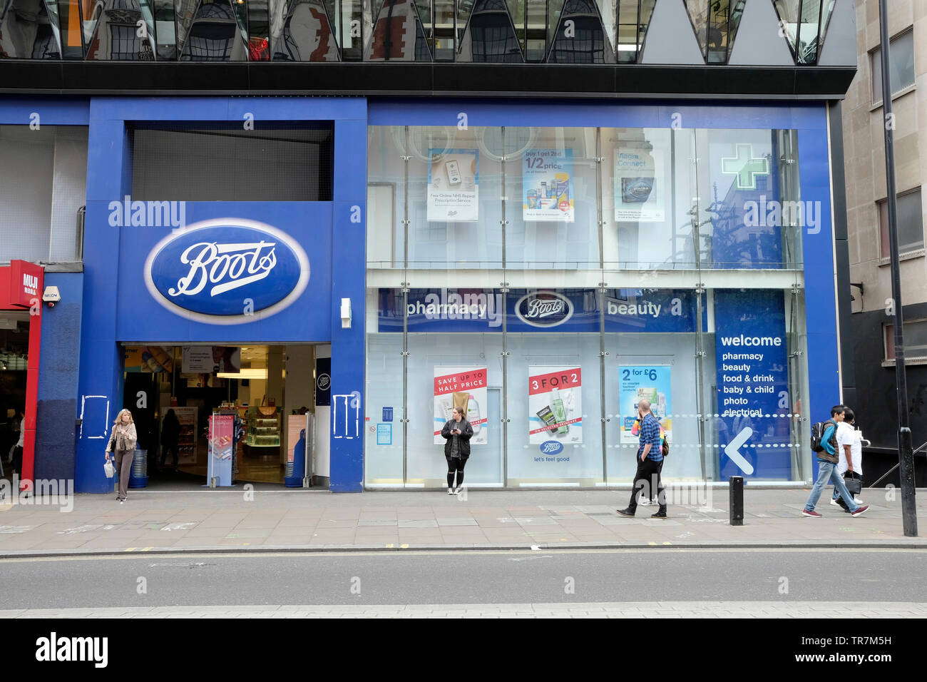 Boots pharmacy oxford street hi-res stock photography and images - Alamy