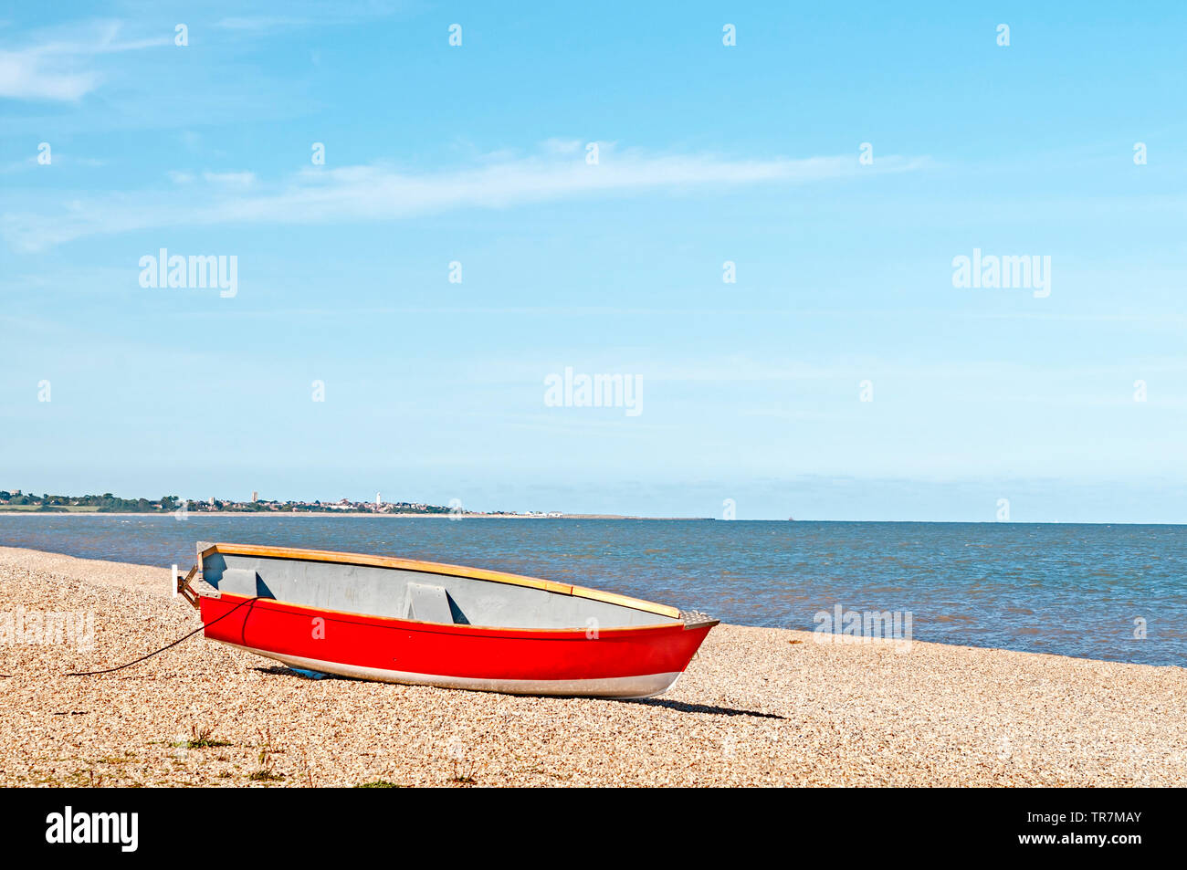 Dunwich (Suffolk, England): A boat on shore; ein altes Ruderboot am Strand Stock Photo