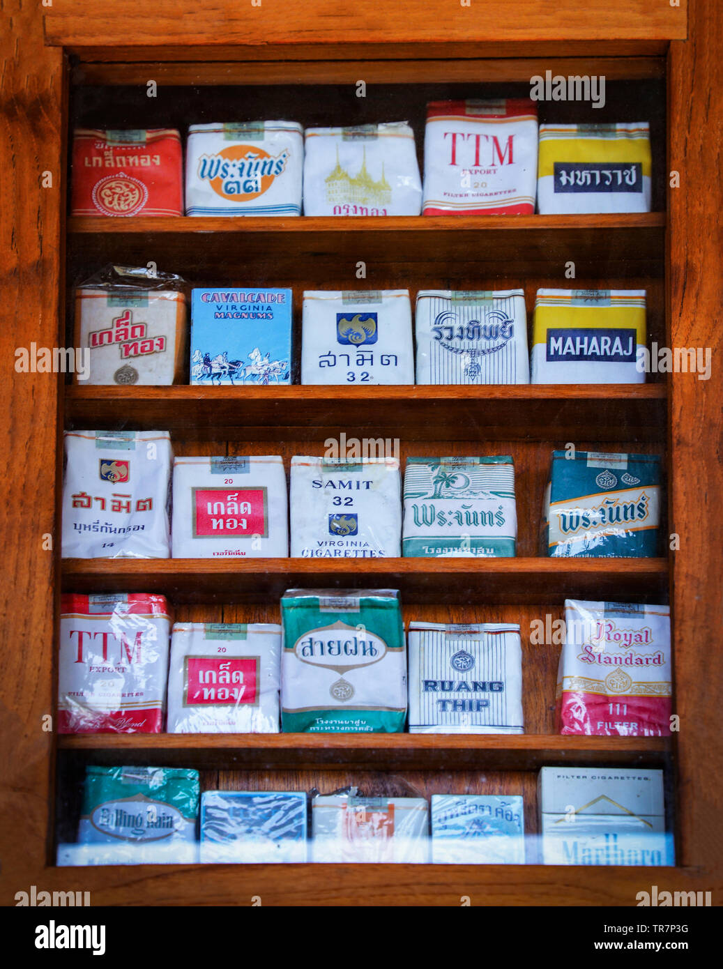Supermarket counter cigarette hi-res stock photography and images - Alamy
