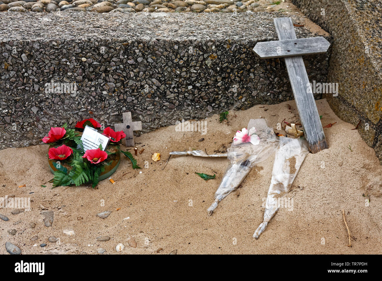 personal memorials, flowers, crosses, sand, Omaha Beach; U.S. military landing spot; June 6; 7; 8; 1944; World War II site; Normandy; Saint-Laurent-su Stock Photo