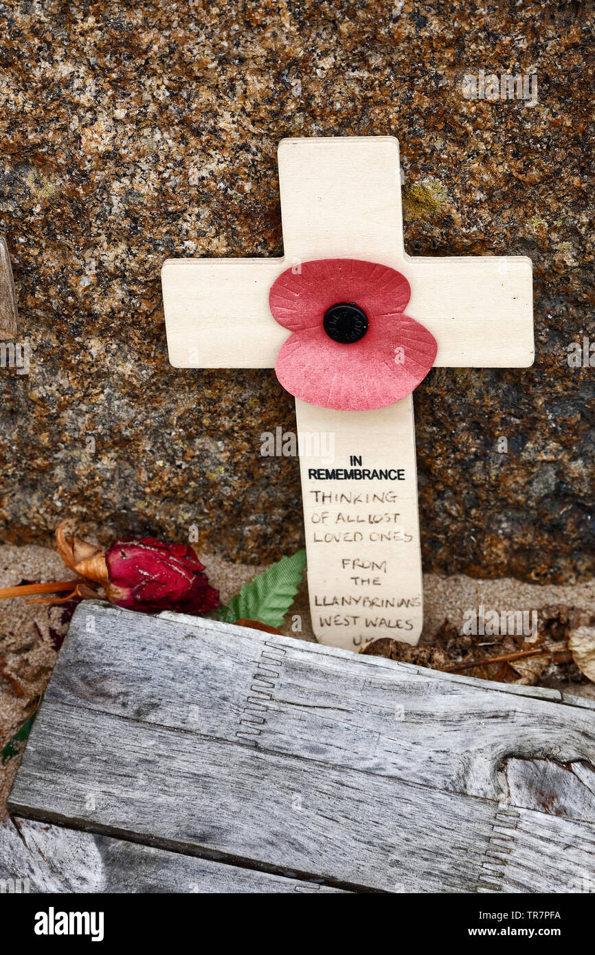 personal remembrance cross, poppy, printed message, Omaha Beach; Allied. military landing spot; June 6; 7; 8; 1944; World War II site; Normandy, Saint Stock Photo