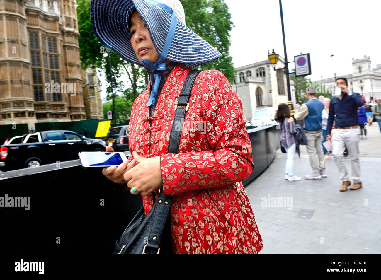 London, England, UK. Elderly Asian woman with a mobile phone, Westminster Stock Photo