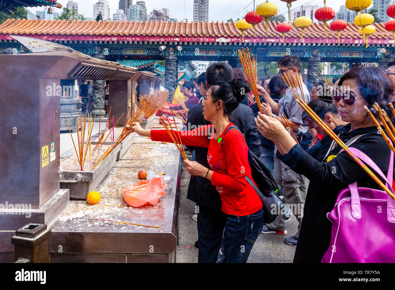 Chinese Tourists Worshipping At The Wong Tai Sin Temple, Hong Kong, China Stock Photo