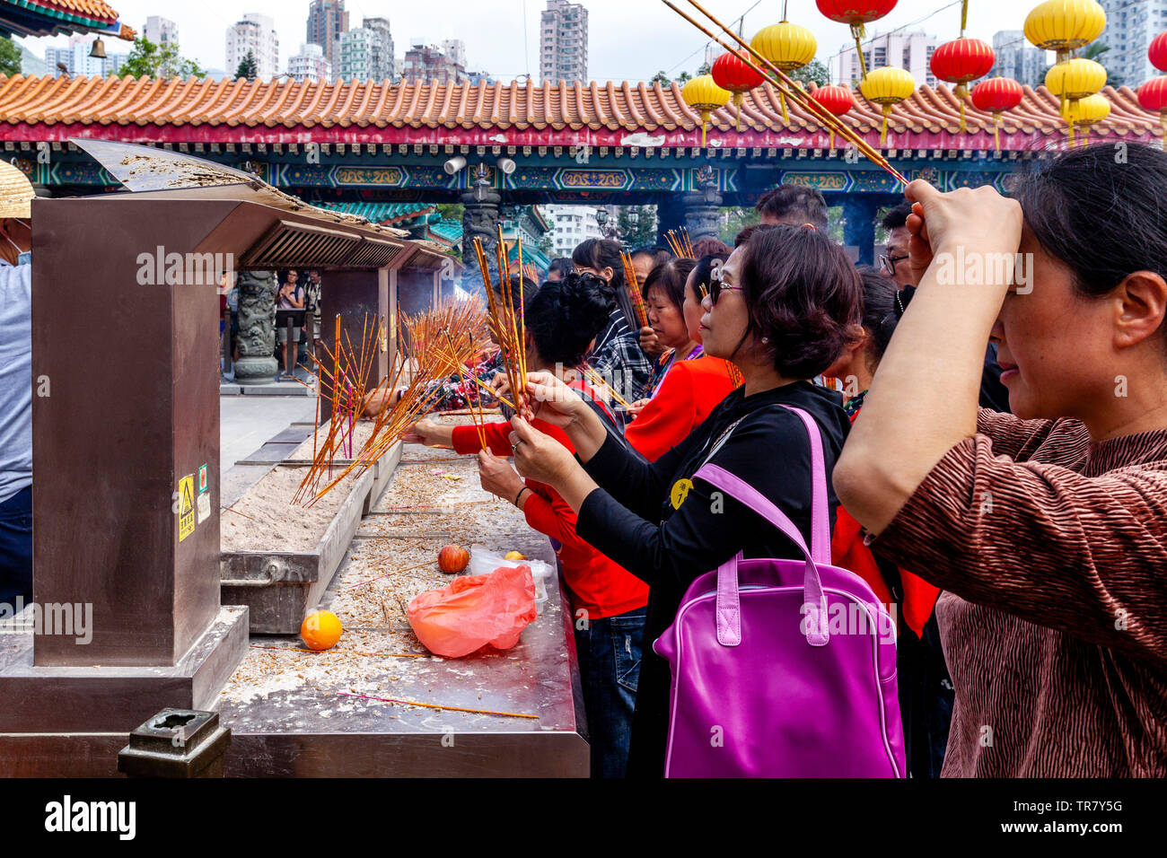 Chinese Tourists Worshipping At The Wong Tai Sin Temple, Hong Kong, China Stock Photo