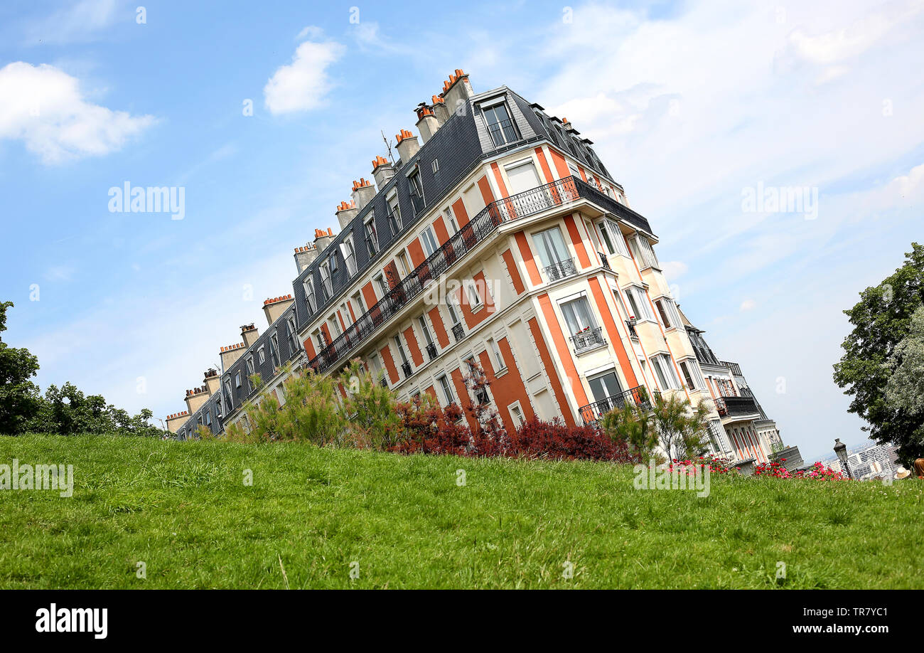 The infamous "Sinking House" in the Montmarte area of Paris, France which  is next to the Sacre Coeur Stock Photo - Alamy