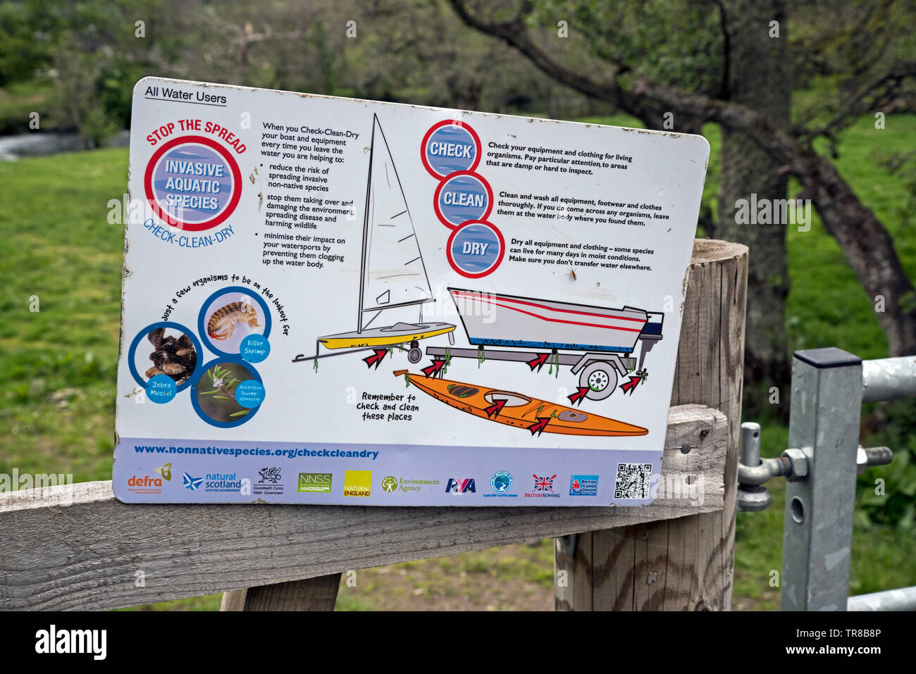 A sign telling outdoor water users to Check, Clean and Dry their boats and trailers to stop the spread of invasive aquatic species Stock Photo