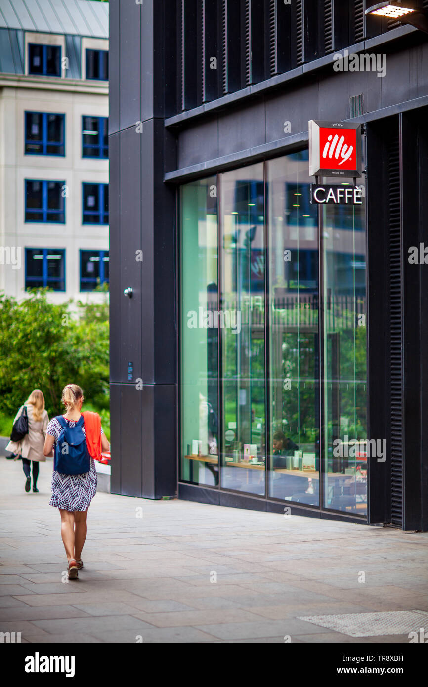 Illy Caffe boutique coffee shop - an illy cafe bar in the City of London financial district Stock Photo